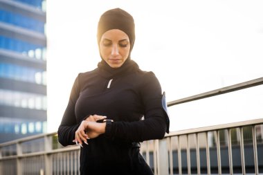 Dışarıda formda vücut eğitimi alan Müslüman sporcu kız - tesettürlü güzel kadın spor egzersizleri yapıyor, sağlık, yaşam tarzı ve işlevsel eğitim hakkında kavramlar yapıyor