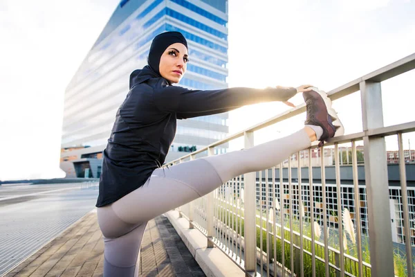 훈련을 이슬람 운동복을 히잡이 아름다운 훈련에 개념들을 가지고 — 스톡 사진