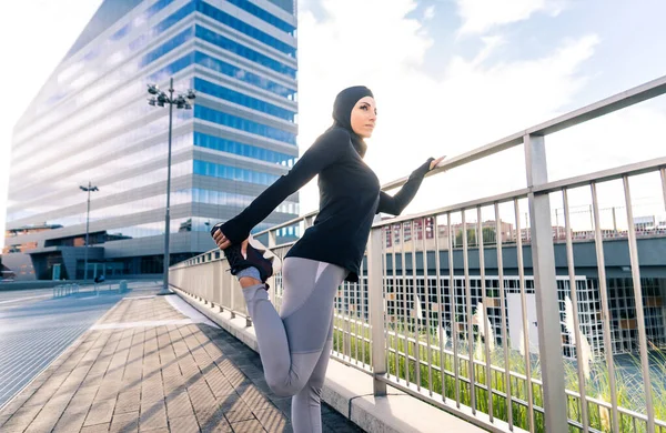 外でフィットボディトレーニングとイスラム教徒のスポーツの女の子 ヒジャーブと美しい女性は いくつかのスポーツ演習 ライフスタイルと機能的なトレーニングについての概念を行う — ストック写真