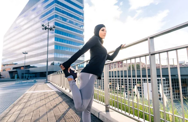 Fille Sportive Musulmane Avec Entraînement Corps Forme Extérieur Belle Femme — Photo