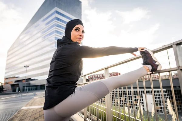 Fille Sportive Musulmane Avec Entraînement Corps Forme Extérieur Belle Femme — Photo