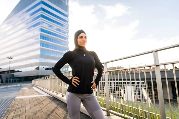 Fille Sportive Musulmane Avec Entraînement Corps Forme Extérieur Belle Femme — Photo