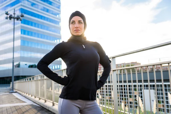 Menina Esportiva Muçulmana Com Treinamento Corporal Adequado Fora Mulher Bonita — Fotografia de Stock