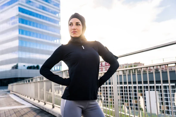 Chica Deportiva Musulmana Con Entrenamiento Corporal Forma Aire Libre Hermosa — Foto de Stock