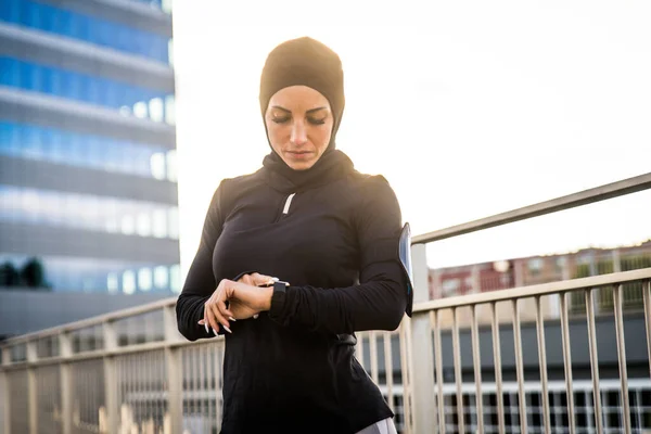 Fille Sportive Musulmane Avec Entraînement Corps Forme Extérieur Belle Femme — Photo