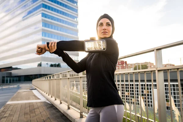 Menina Esportiva Muçulmana Com Treinamento Corporal Adequado Fora Mulher Bonita — Fotografia de Stock