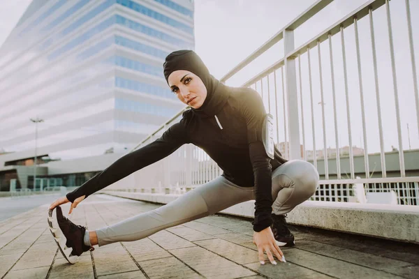 Muzułmańska Sportowa Dziewczyna Sprawnym Treningiem Zewnątrz Piękna Kobieta Hidżabem Wykonująca — Zdjęcie stockowe