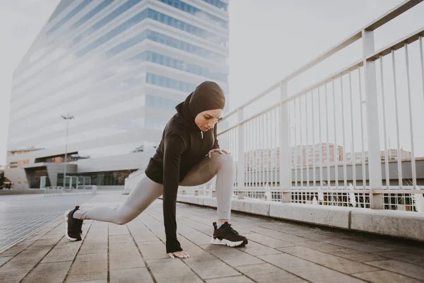 Chica Deportiva Musulmana Con Entrenamiento Corporal Forma Aire Libre Hermosa — Foto de Stock