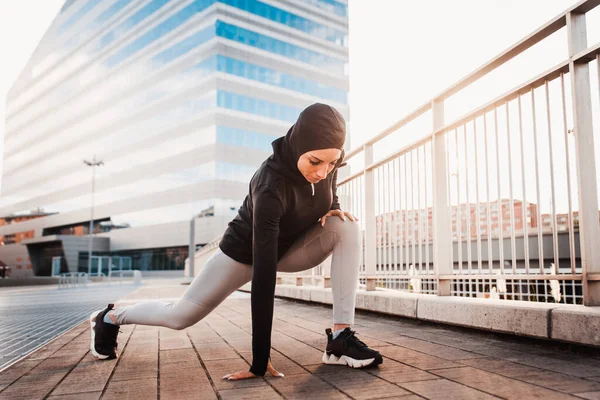 Dışarıda Formda Vücut Eğitimi Alan Müslüman Sporcu Kız Tesettürlü Güzel — Stok fotoğraf