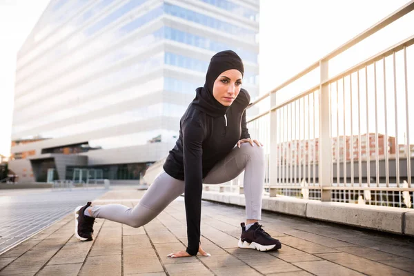 Menina Esportiva Muçulmana Com Treinamento Corporal Adequado Fora Mulher Bonita — Fotografia de Stock