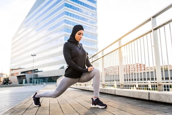 Menina Esportiva Muçulmana Com Treinamento Corporal Adequado Fora Mulher Bonita — Fotografia de Stock