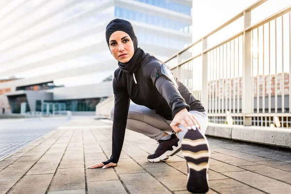 Menina Esportiva Muçulmana Com Treinamento Corporal Adequado Fora Mulher Bonita — Fotografia de Stock