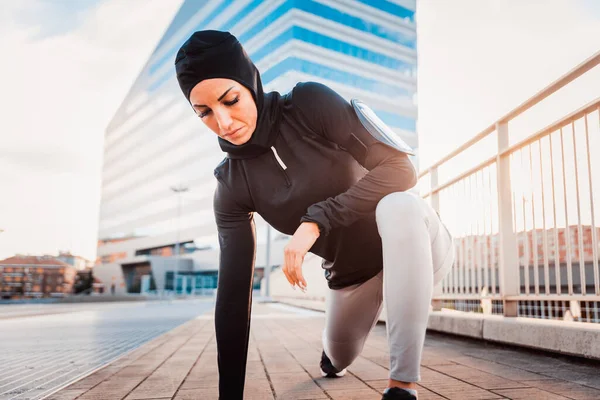 Moslim Sportief Meisje Met Fit Lichaam Training Buiten Mooie Vrouw — Stockfoto