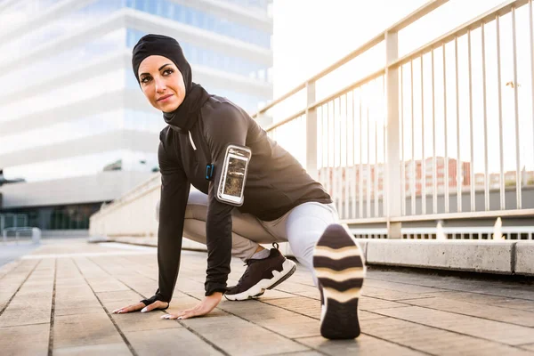 Fille Sportive Musulmane Avec Entraînement Corps Forme Extérieur Belle Femme — Photo