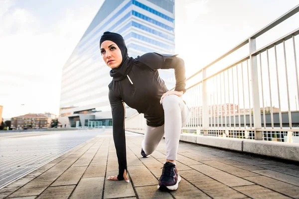 Menina Esportiva Muçulmana Com Treinamento Corporal Adequado Fora Mulher Bonita — Fotografia de Stock