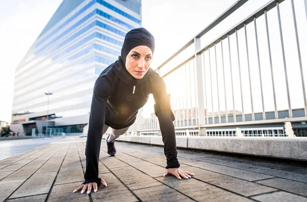 具有健美体魄训练的穆斯林女运动员 漂亮女人 头戴头巾 做一些体育运动 关于健康 生活方式和功能训练的概念 — 图库照片