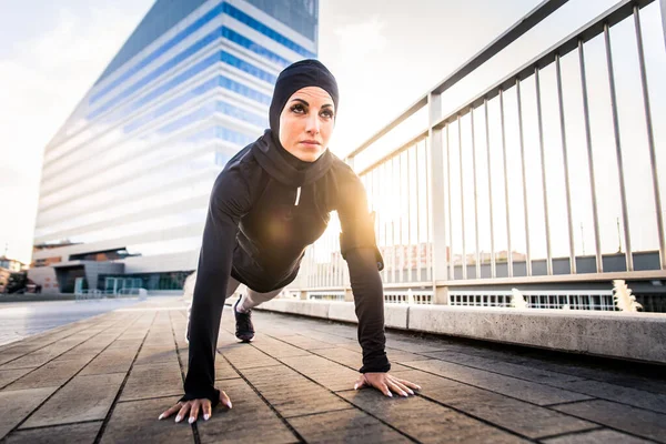 Fille Sportive Musulmane Avec Entraînement Corps Forme Extérieur Belle Femme — Photo