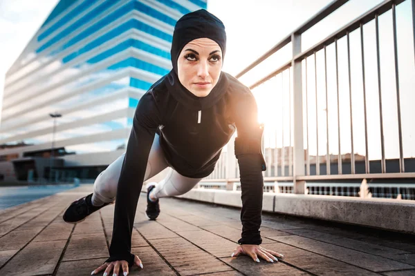 Chica Deportiva Musulmana Con Entrenamiento Corporal Forma Aire Libre Hermosa —  Fotos de Stock