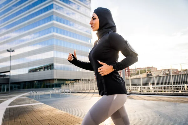 Menina Esportiva Muçulmana Com Treinamento Corporal Adequado Fora Mulher Bonita — Fotografia de Stock