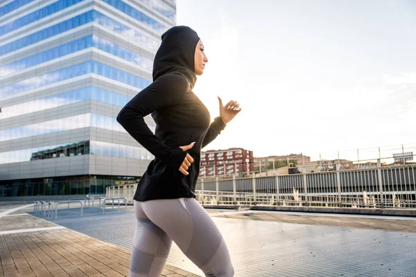 具有健美体魄训练的穆斯林女运动员 漂亮女人 头戴头巾 做一些体育运动 关于健康 生活方式和功能训练的概念 — 图库照片
