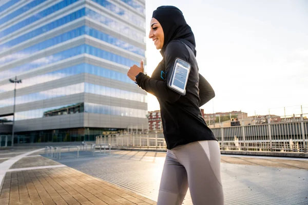 Dışarıda Formda Vücut Eğitimi Alan Müslüman Sporcu Kız Tesettürlü Güzel — Stok fotoğraf