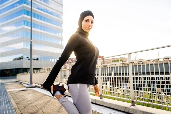 Fille Sportive Musulmane Avec Entraînement Corps Forme Extérieur Belle Femme — Photo