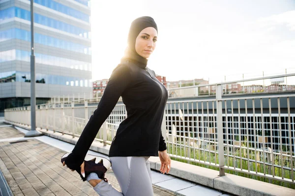 Menina Esportiva Muçulmana Com Treinamento Corporal Adequado Fora Mulher Bonita — Fotografia de Stock