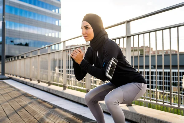 Menina Esportiva Muçulmana Com Treinamento Corporal Adequado Fora Mulher Bonita — Fotografia de Stock