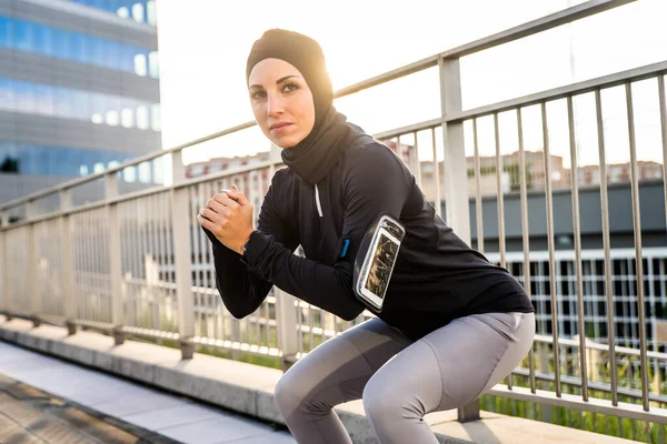 Fille Sportive Musulmane Avec Entraînement Corps Forme Extérieur Belle Femme — Photo