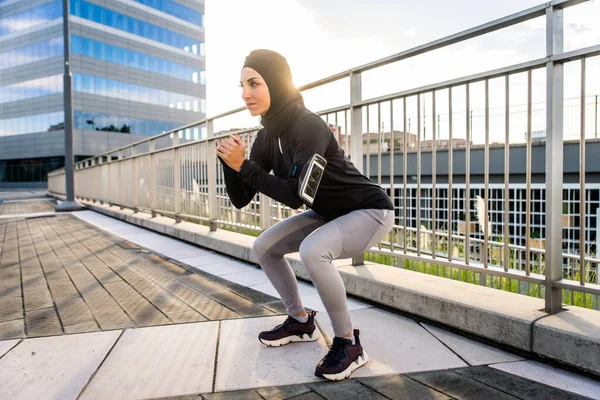 Chica Deportiva Musulmana Con Entrenamiento Corporal Forma Aire Libre Hermosa — Foto de Stock