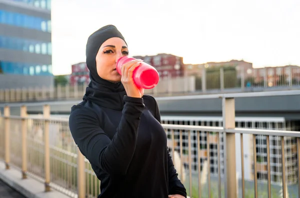 Menina Esportiva Muçulmana Com Treinamento Corporal Adequado Fora Mulher Bonita — Fotografia de Stock