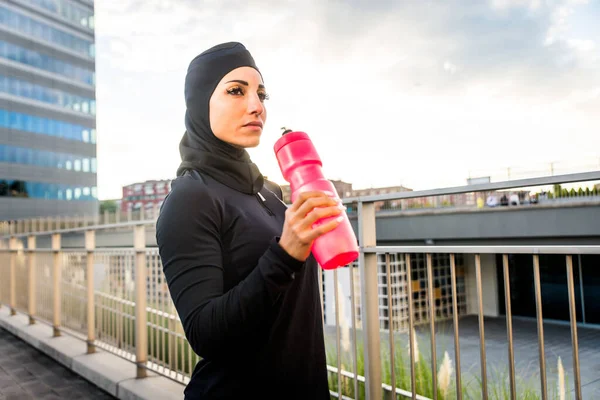 Menina Esportiva Muçulmana Com Treinamento Corporal Adequado Fora Mulher Bonita — Fotografia de Stock