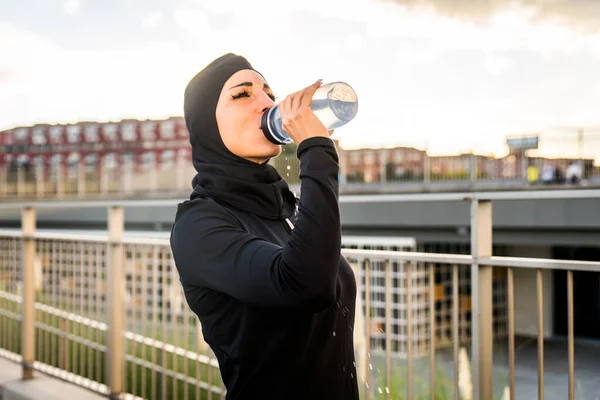 Muslimisches Sportliches Mädchen Mit Fittem Körper Freien Schöne Frau Mit — Stockfoto