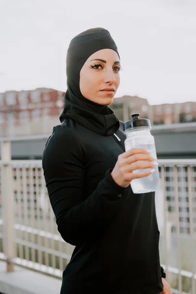 Menina Esportiva Muçulmana Com Treinamento Corporal Adequado Fora Mulher Bonita — Fotografia de Stock