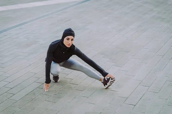 Moslim Sportief Meisje Met Fit Lichaam Training Buiten Mooie Vrouw — Stockfoto