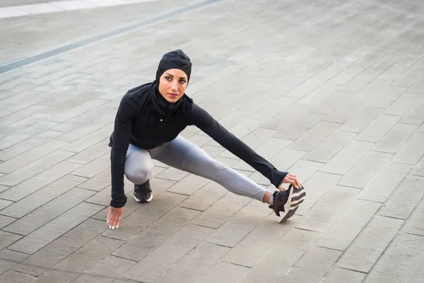 Chica Deportiva Musulmana Con Entrenamiento Corporal Forma Aire Libre Hermosa — Foto de Stock