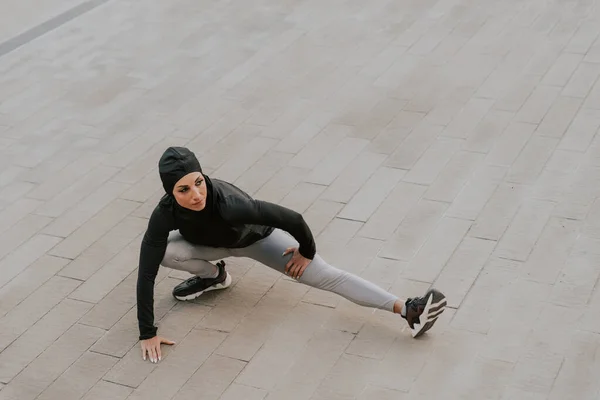 Muslimská Sportovní Dívka Fit Tělesné Trénink Venku Krásná Žena Hidžábem — Stock fotografie