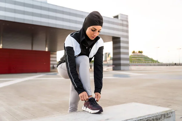 훈련을 이슬람 운동복을 히잡이 아름다운 훈련에 개념들을 가지고 — 스톡 사진