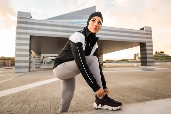 Menina Esportiva Muçulmana Com Treinamento Corporal Adequado Fora Mulher Bonita — Fotografia de Stock