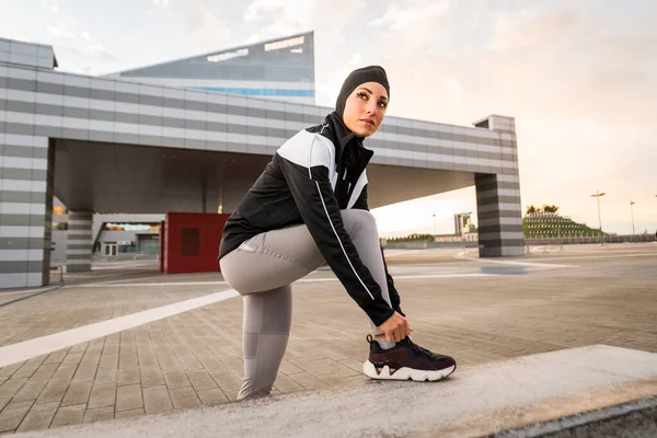 Fille Sportive Musulmane Avec Entraînement Corps Forme Extérieur Belle Femme — Photo