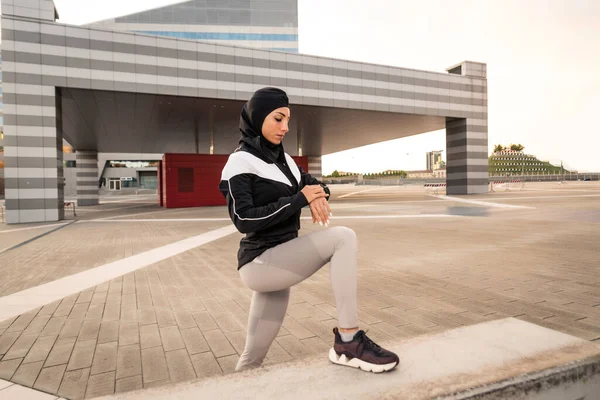 Menina Esportiva Muçulmana Com Treinamento Corporal Adequado Fora Mulher Bonita — Fotografia de Stock