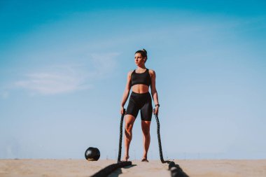 Sahilde egzersiz, spor yapan sağlıklı ve atletik bir kadın - yaşam tarzı, spor ve sağlıklı yaşam tarzı kavramları