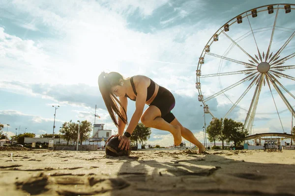 在海滩上进行功能性训练 让健康和运动的妇女在室外进行体育运动 关于生活方式 运动和健康生活方式的概念 — 图库照片