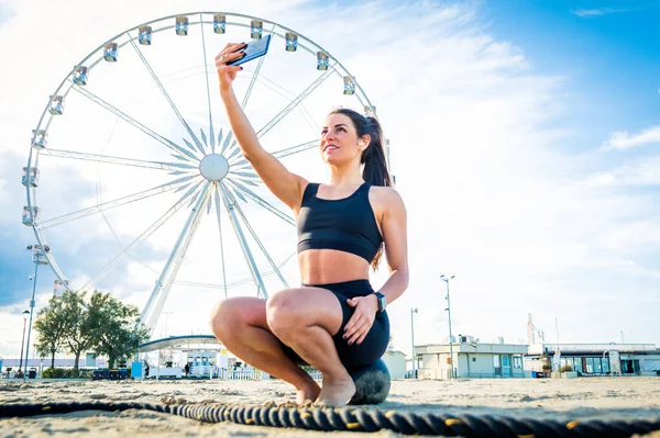 Treino Treinamento Funcional Praia Mulher Forma Atlética Fazendo Esporte Livre — Fotografia de Stock