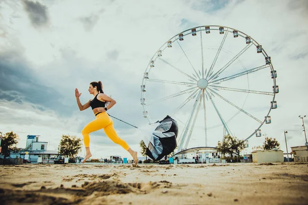 Treino Treinamento Funcional Praia Mulher Forma Atlética Fazendo Esporte Livre — Fotografia de Stock