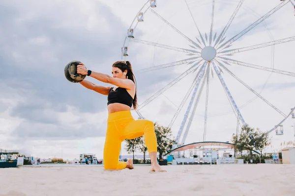 Treino Treinamento Funcional Praia Mulher Forma Atlética Fazendo Esporte Livre — Fotografia de Stock