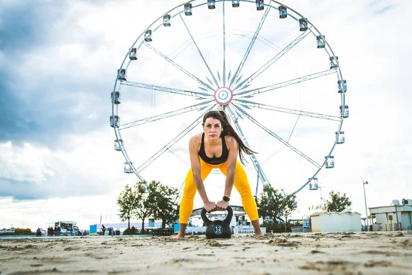 Sahilde Egzersiz Spor Yapan Sağlıklı Atletik Bir Kadın Yaşam Tarzı — Stok fotoğraf