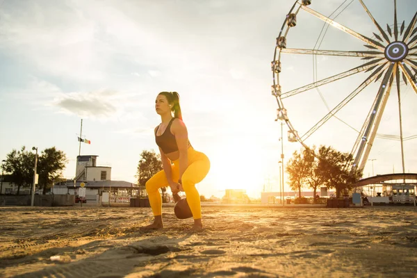 Treino Treinamento Funcional Praia Mulher Forma Atlética Fazendo Esporte Livre — Fotografia de Stock