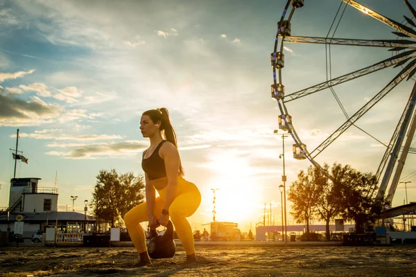 Functionele Training Workout Het Strand Fitte Sportieve Vrouw Die Buiten — Stockfoto