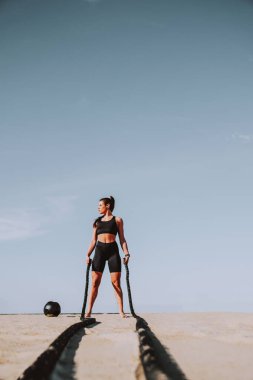 Sahilde egzersiz, spor yapan sağlıklı ve atletik bir kadın - yaşam tarzı, spor ve sağlıklı yaşam tarzı kavramları
